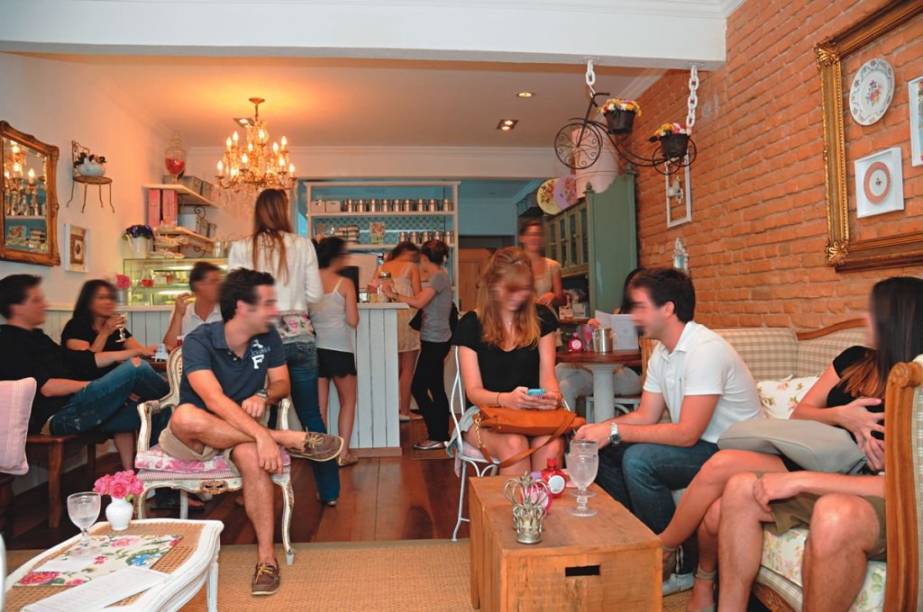 À francesa: móveis rústicos e enfeites femininos decoram o movimentado salão À francesa: móveis rústicos e enfeites femininos decoram o movimentado salão