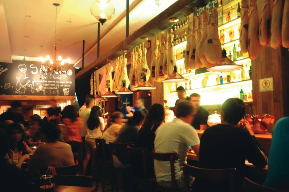 O ambiente decorado com peças de presunto cru: bem concorrido O ambiente decorado com peças de presunto cru: bem concorrido