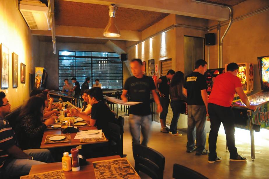 Salão superior do Rock’n’Roll Burger: iluminação amena, música alta e máquinas de pinball Salão superior do Rock’n’Roll Burger: iluminação amena, música alta e máquinas de pinball