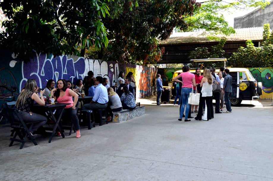Faria Lima Food Park: três mesinhas para atender o público Faria Lima Food Park: três mesinhas para atender o público