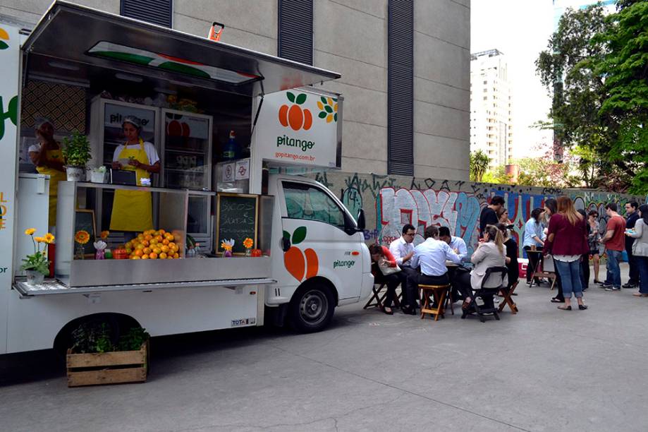 Faria Lima Food Park: rua sem saída vira estacionamento de food trucks Faria Lima Food Park: rua sem saída vira estacionamento de food trucks