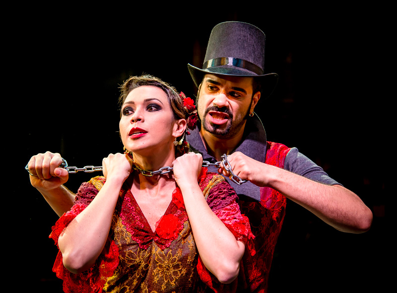 O universo circense ambienta a história do musical O universo circense ambienta a história do musical