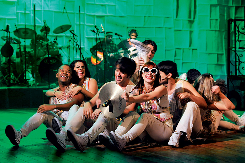 Mel Lisboa (de óculos): carisma ao viver a estrela Mel Lisboa (de óculos): carisma ao viver a estrela