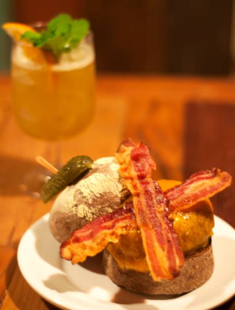 O hambúrguer pirata, do Aé Sagarana, com queijo cheddar e bacon no pão australiano O hambúrguer pirata, do Aé Sagarana, com queijo cheddar e bacon no pão australiano