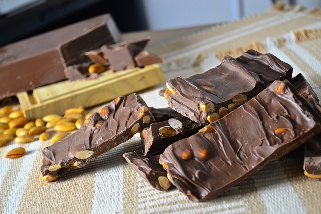 Barras de Chocolate com Amêndoas Barras de Chocolate com Amêndoas