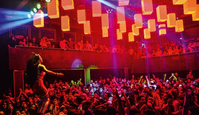 Blue Space: festas com performances de drag queens no palco Blue Space: festas com performances de drag queens no palco