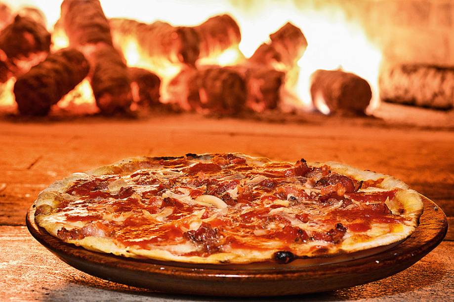 Pancetta: cobertura leva o embutido mais mussarela Pancetta: cobertura leva o embutido mais mussarela