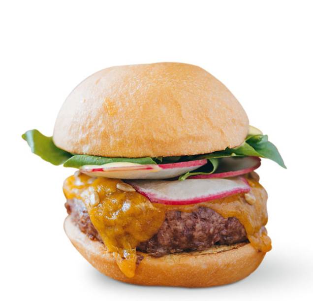 O zburguer: 180 gramas de fraldinha, cheddar inglês, semente de girassol, aïoli de abóbora, rabanete e agrião com fritas O zburguer: 180 gramas de fraldinha, cheddar inglês, semente de girassol, aïoli de abóbora, rabanete e agrião com fritas