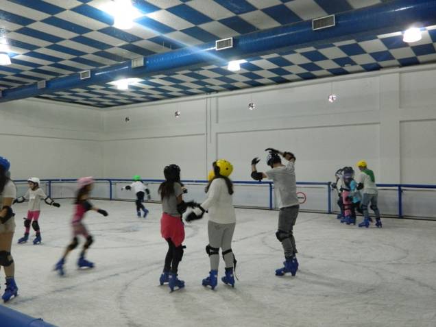 A pista de patinação tem 280 metros quadrados A pista de patinação tem 280 metros quadrados