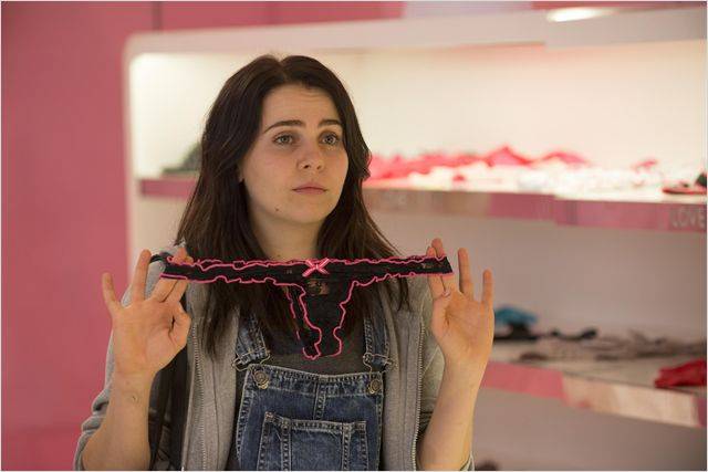 D.U.F.F.: A jovem Bianca (Mae Whitman) descobre que a turma deu à ela o título de feia e gorda D.U.F.F.: A jovem Bianca (Mae Whitman) descobre que a turma deu à ela o título de feia e gorda