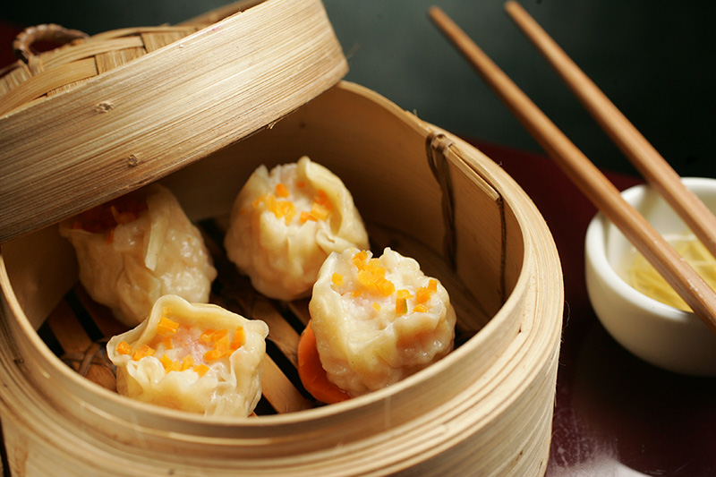 Porção de dim sum de camarão com quatro unidades