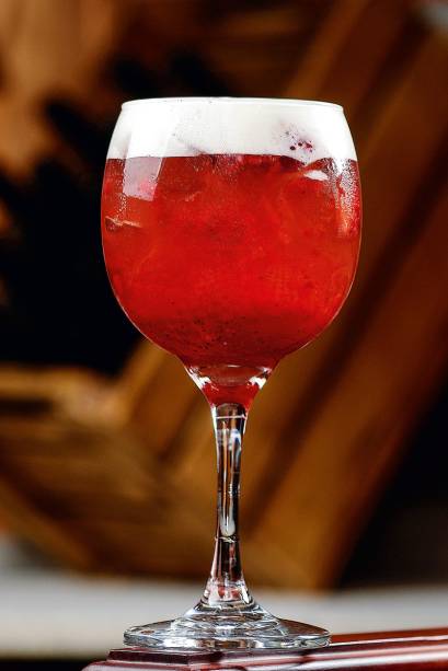 Dunkerque: coberto com o creme da bebida, tem na mistura vodca, purê de morango e xarope de gengibre Dunkerque: coberto com o creme da bebida, tem na mistura vodca, purê de morango e xarope de gengibre