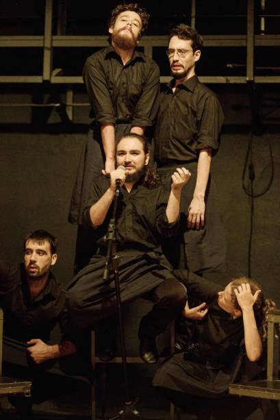 Parte do elenco do grupo Folias: figurino neutro