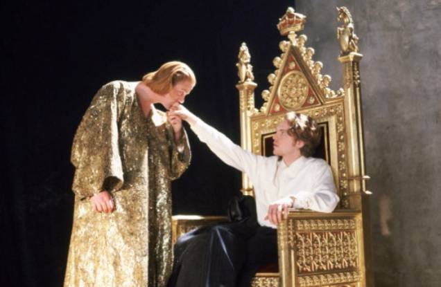 Edward II: o filme enfatiza a relação entre o rei e seu favorito, o conde Piers Gaveston Edward II: o filme enfatiza a relação entre o rei e seu favorito, o conde Piers Gaveston