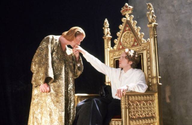 Edward II: o filme enfatiza a relação entre o rei e seu favorito, o conde Piers Gaveston Edward II: o filme enfatiza a relação entre o rei e seu favorito, o conde Piers Gaveston