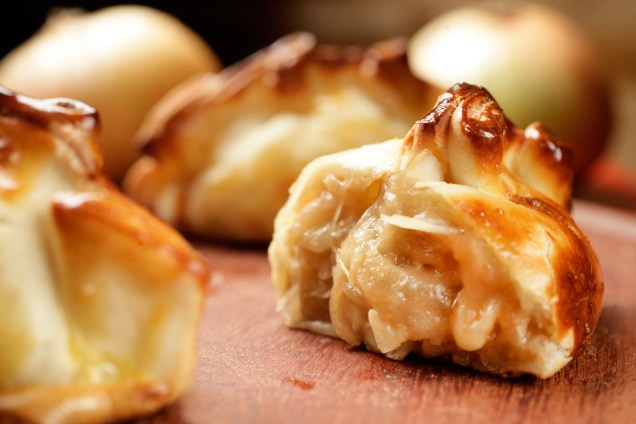 Empanada de queijos mussarela e brie com cebola caramelada Empanada de queijos mussarela e brie com cebola caramelada