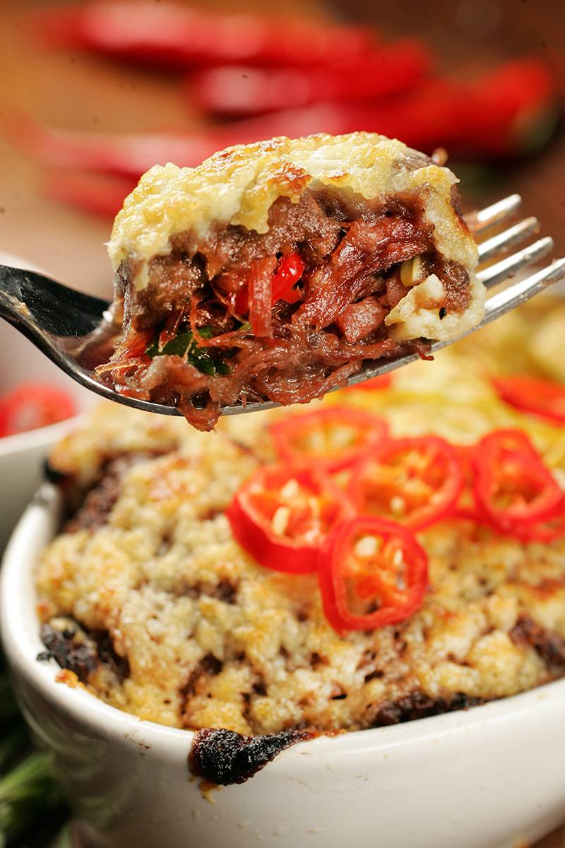 Escondidinho de feijuca: tiras de linguiça calabresa, paio e carne-seca entre camadas de purê de feijão-preto Escondidinho de feijuca: tiras de linguiça calabresa, paio e carne-seca entre camadas de purê de feijão-preto
