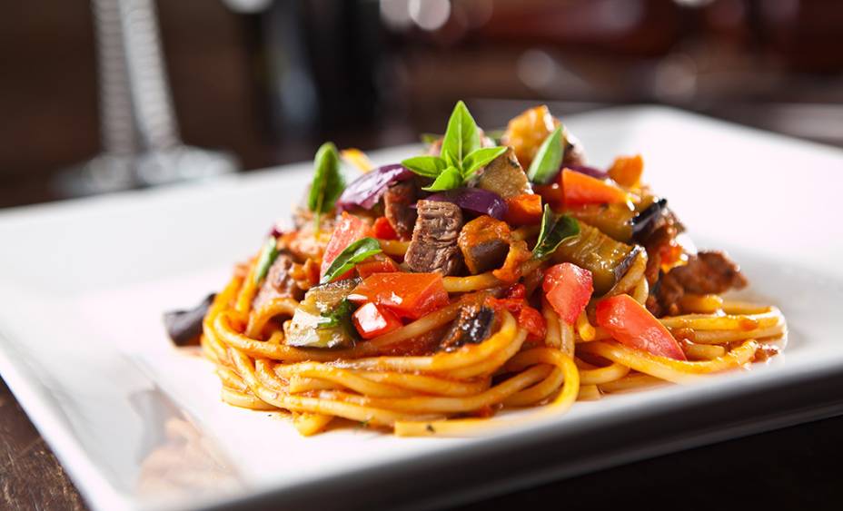 Espaguete com iscas de filé, berinjela e azeitona Espaguete com iscas de filé, berinjela e azeitona