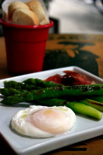 Aspargos com ovo pochê, crips de presunto e azeite de trufas Aspargos com ovo pochê, crips de presunto e azeite de trufas