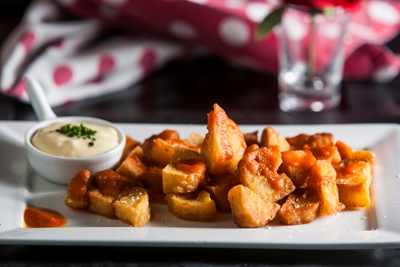 Especialidade, a batata brava chega crocante e carregada na pimenta Especialidade, a batata brava chega crocante e carregada na pimenta