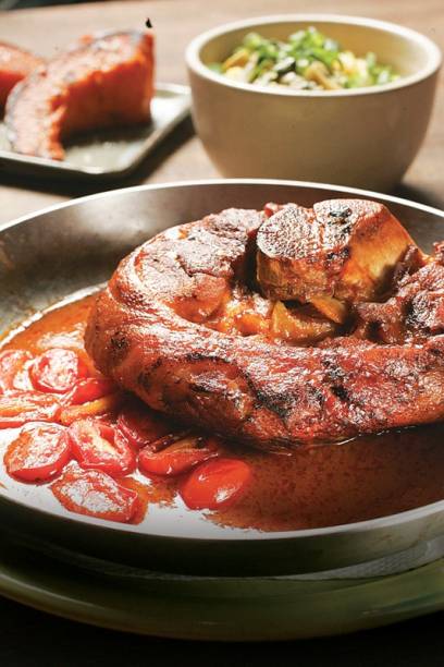 Joelho de porco com abóbora-moranga assada e cuscuz de milho e refogado de repolho, acelga e couve Joelho de porco com abóbora-moranga assada e cuscuz de milho e refogado de repolho, acelga e couve