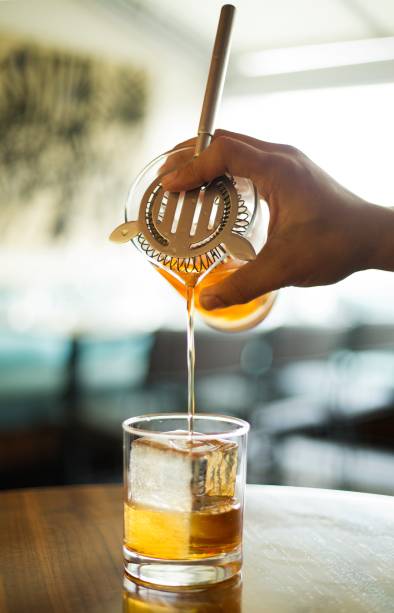 Montretout: brandy, vermute tinto, licor St. Germain e bitters Montretout: brandy, vermute tinto, licor St. Germain e bitters