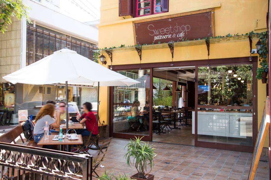 Uma agradável varanda precede o salão Uma agradável varanda precede o salão