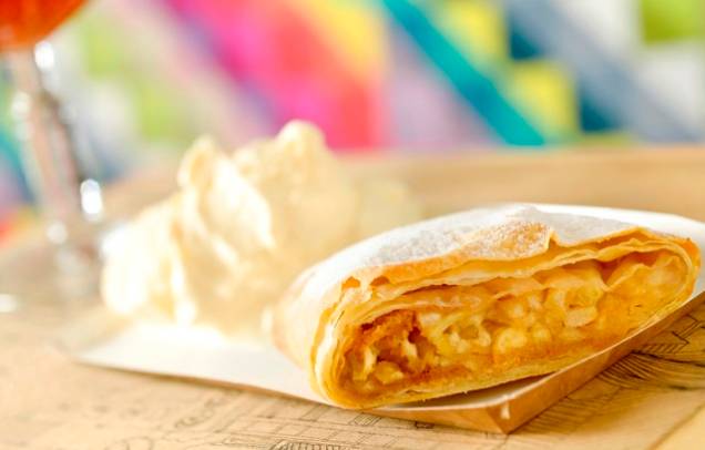 Apfelstrudel: torta de maçã com passas brancas, acompanhada de sorvete de baunilha Apfelstrudel: torta de maçã com passas brancas, acompanhada de sorvete de baunilha
