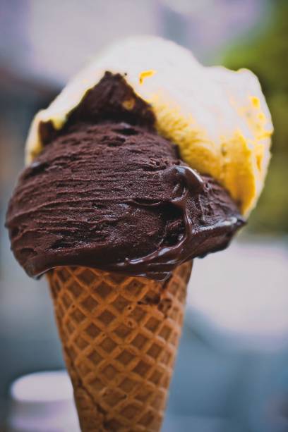 Casquinha de maracujá e sorbet de chocolate amargo