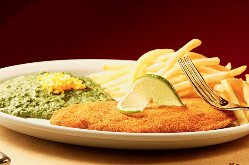 Bife à milanesa acompanhado de batata frita e creme de espinafre Bife à milanesa acompanhado de batata frita e creme de espinafre