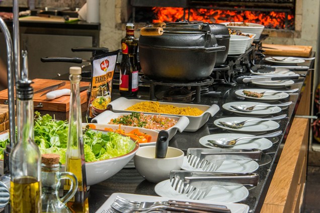 Almoço: sistem de bufê e carnes preparadas na parrilla Almoço: sistem de bufê e carnes preparadas na parrilla