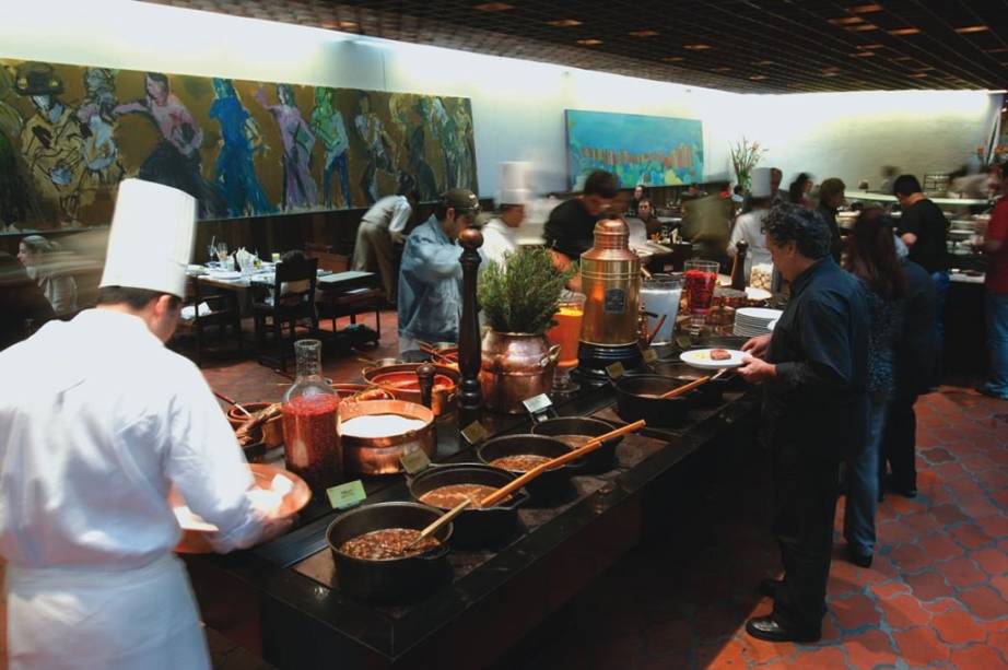 No almoço de quartas e sábados: o concorrido bufê de feijoada do Baby Beef Rubaiyat No almoço de quartas e sábados: o concorrido bufê de feijoada do Baby Beef Rubaiyat