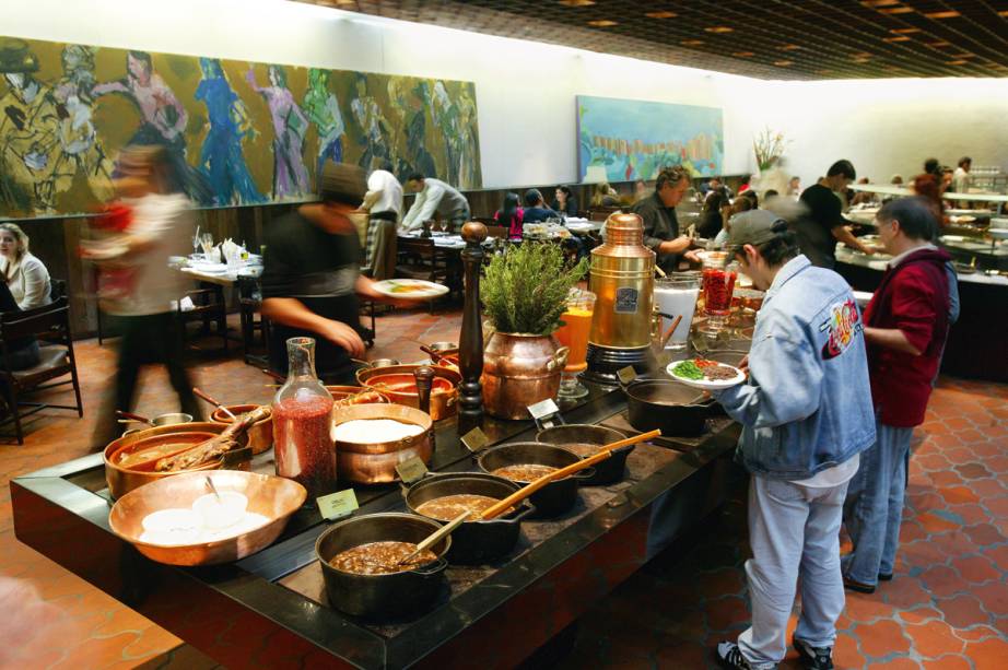 Bufê de feijoada às quartas e aos sábados Bufê de feijoada às quartas e aos sábados