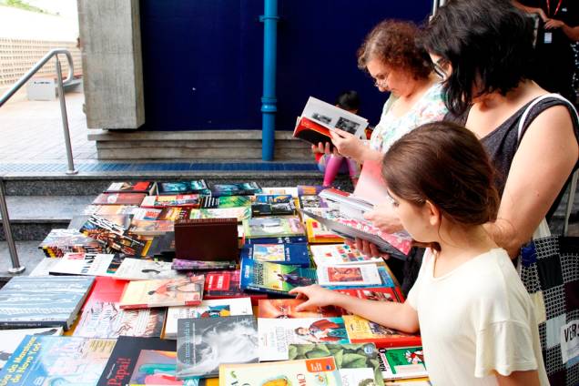 Entre as atividades da feira há também troca de livros Entre as atividades da feira há também troca de livros