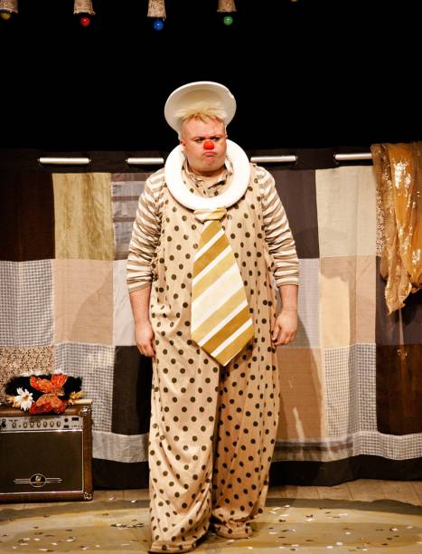 O ator transita por tipos do imaginário circense O ator transita por tipos do imaginário circense