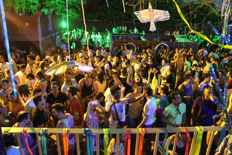 Festa Mimosa: festança com cenografia elaborada faz segunda edição na capital paulista Festa Mimosa: festança com cenografia elaborada faz segunda edição na capital paulista