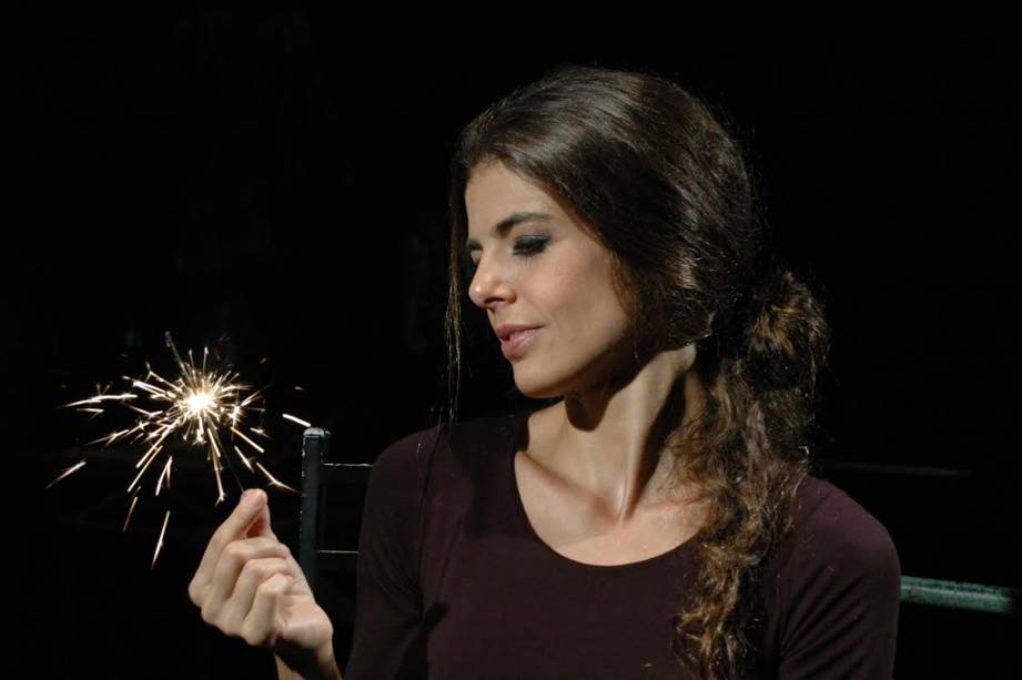 Natalia Gonsales: elementos do teatro físico para reproduzir o clima de uma comemoração Natalia Gonsales: elementos do teatro físico para reproduzir o clima de uma comemoração
