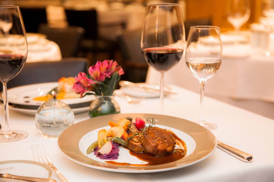 Cabrito braseado ao molho madeira servido com purê de batatas e minilegumes Cabrito braseado ao molho madeira servido com purê de batatas e minilegumes