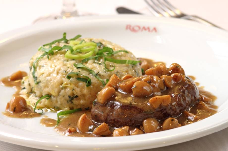 Medalhão de filé-mignon ao molho madeira, acompanhado de risoto de alho-poró e rúcula