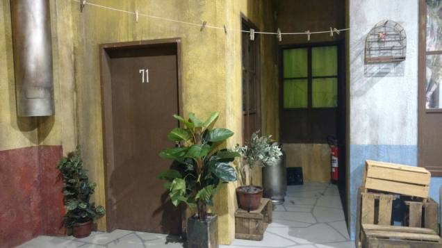 Infelizmente, não está disponível o segundo pátio da vila. Mas em alguns episódios aparece esta janela. Lembram? Infelizmente, não está disponível o segundo pátio da vila. Mas em alguns episódios aparece esta janela. Lembram?