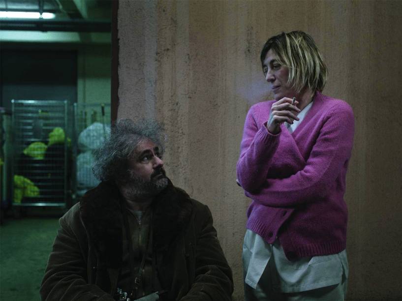 Fique Comigo: personagens solitários envolvidos em situações cômicas Fique Comigo: personagens solitários envolvidos em situações cômicas