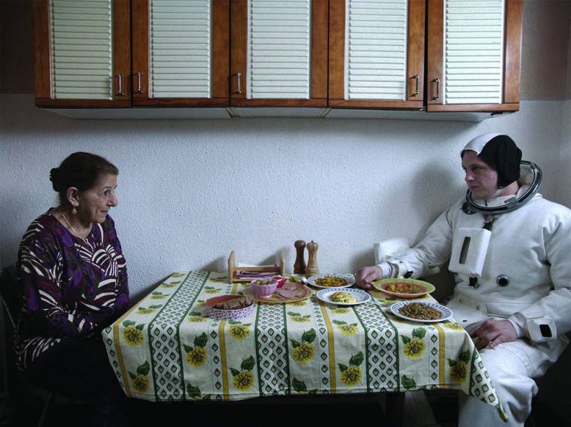 Fique Comigo: a argelina e o astronauta num humor nonsense Fique Comigo: a argelina e o astronauta num humor nonsense