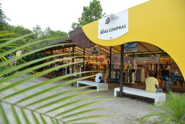 O espaço para compras tem seis lojas O espaço para compras tem seis lojas