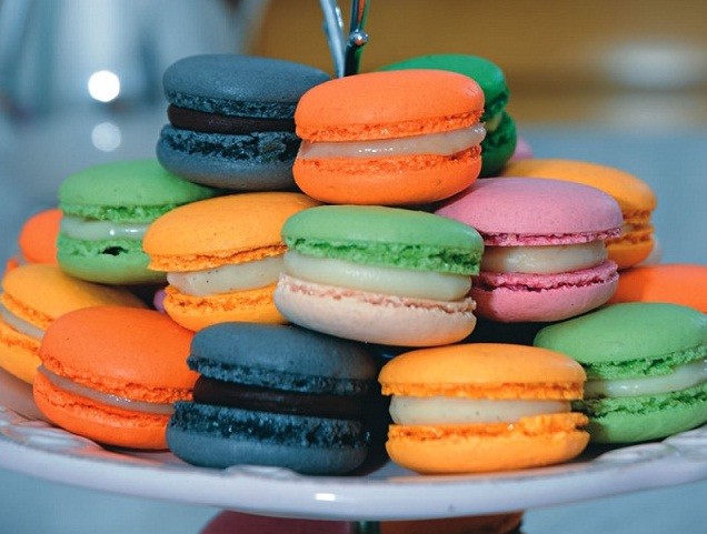 Diariamente a doceria trabalha com oito sabores de macarons, quatro deles fixos: limão com flor de sal, framboesa, noz pecã e brigadeiro Diariamente a doceria trabalha com oito sabores de macarons, quatro deles fixos: limão com flor de sal, framboesa, noz pecã e brigadeiro