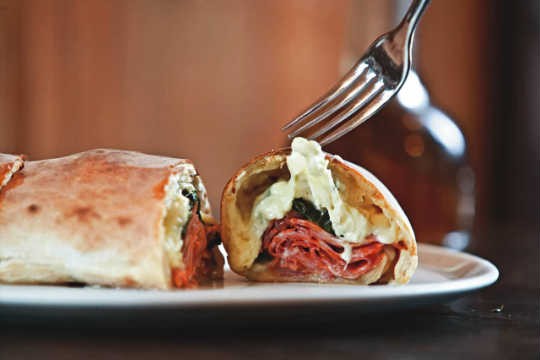 Lanche trevisani, da Forneria San Paolo: recheio de mussarela, espinafre e calabresa Lanche trevisani, da Forneria San Paolo: recheio de mussarela, espinafre e calabresa