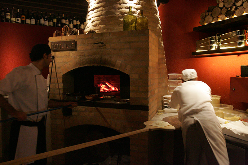 Forquilha: dedicado aos sabores do forno a lenha Forquilha: dedicado aos sabores do forno a lenha