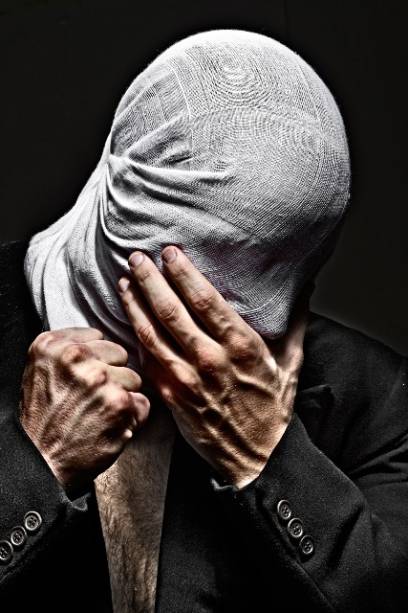 A peça apresenta a história de Eva, uma criança triste, sem amigos e deixada de lado pelas pessoas A peça apresenta a história de Eva, uma criança triste, sem amigos e deixada de lado pelas pessoas