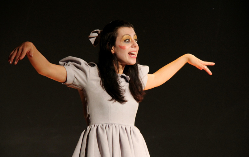 A peça apresenta a história de Eva, uma criança triste, sem amigos e deixada de lado pelas pessoas A peça apresenta a história de Eva, uma criança triste, sem amigos e deixada de lado pelas pessoas