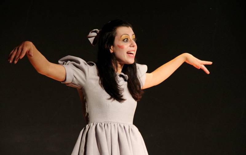 A peça apresenta a história de Eva, uma criança triste, sem amigos e deixada de lado pelas pessoas A peça apresenta a história de Eva, uma criança triste, sem amigos e deixada de lado pelas pessoas