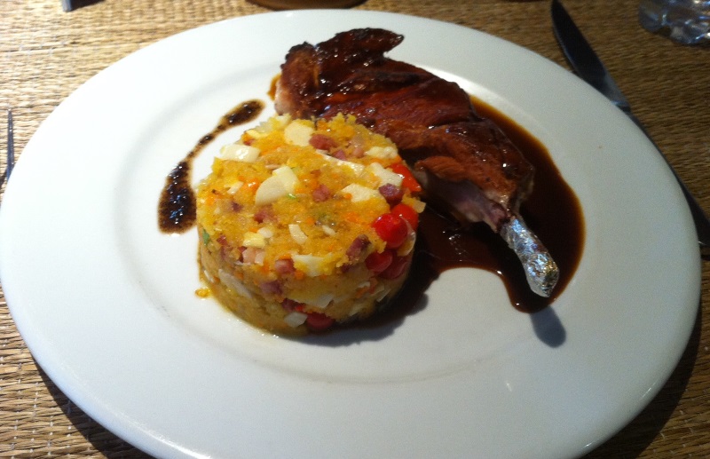 Poltrona de bichinhos dos irmãos Campana faz parte da decoração Poltrona de bichinhos dos irmãos Campana faz parte da decoração
